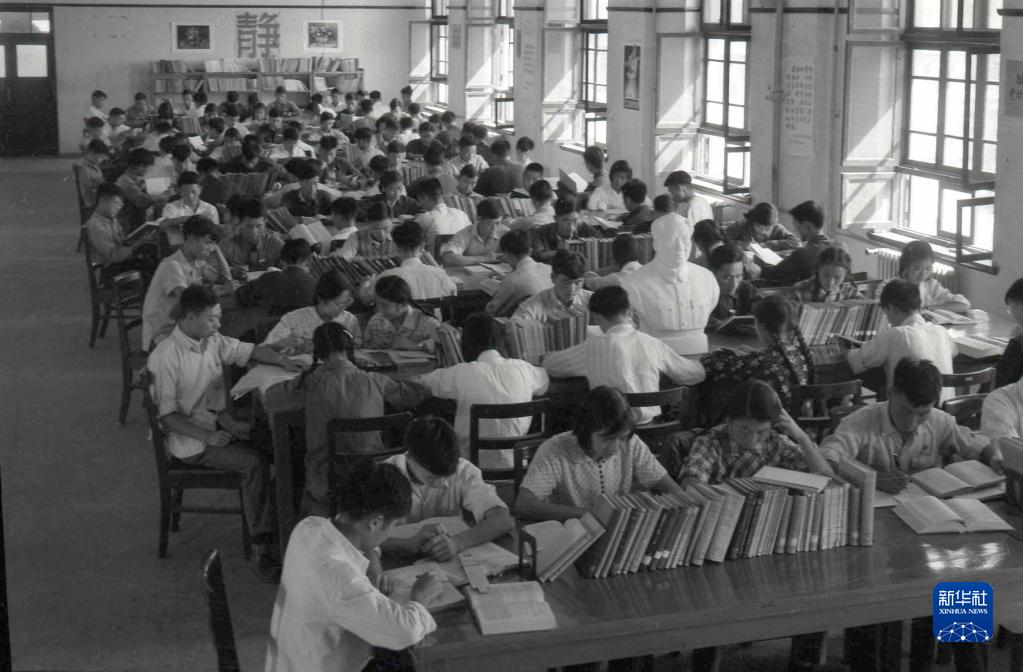 1959年，学生们在西迁后的交大校园图书馆阅览室内学习（资料照片）。　新华社发